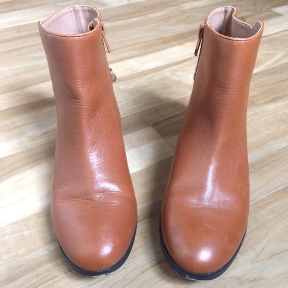 ⭐️ RENVY Riley Short Boot w/ Gold Chain in Cognac - Picture 7 of 8